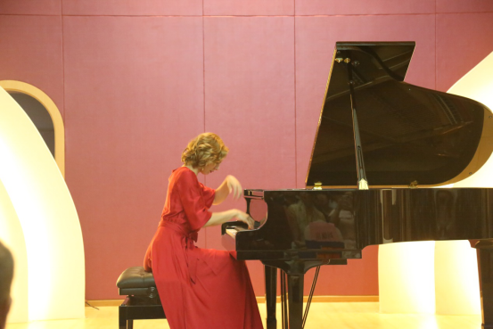 邀请到莫斯科柴柯夫斯基国立音乐学院钢琴博士——伊莲娜· 库兹涅特索娃